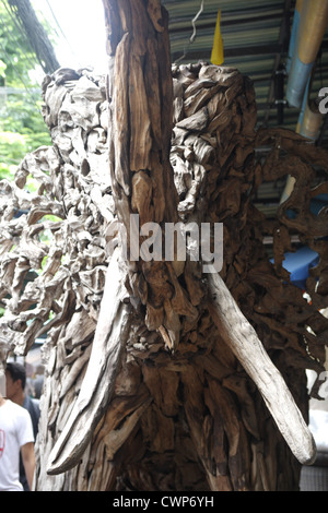 Thai Elephant in legno nel mercato del fine settimana di Chatuchak a Bangkok Foto Stock