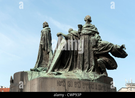 Praga - Jan Hus statua in Piazza della Città Vecchia - Staromestske namesti Praha Foto Stock