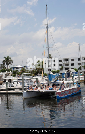 Una crociera più a monte di Fort Lauderdale, Florida's New River, prende i barcaioli passato case di lusso, yacht e la frenetica vita cittadina. Foto Stock