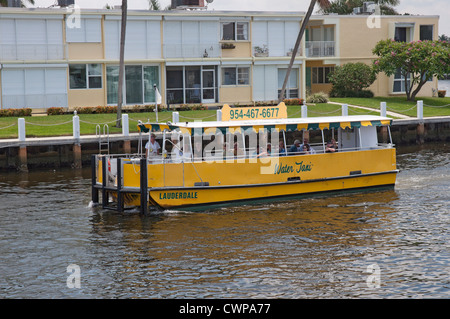 Una crociera più a monte di Fort Lauderdale, Florida's New River, prende i barcaioli passato case di lusso, yacht e la frenetica vita cittadina. Foto Stock