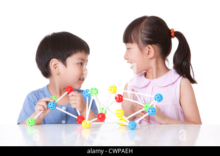 Un ragazzo e una ragazza la riproduzione universale insieme a sfera Foto Stock