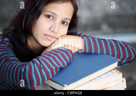 Giovane donna indiana stanchi di studi Foto Stock