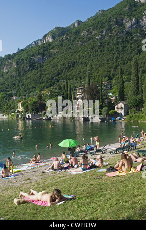 Piccola spiaggia a Lierna, il lago di Como e Lecco, Lombardia, Italia Foto Stock