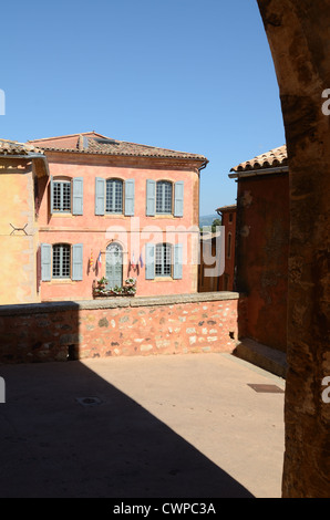 Municipio coperto di ocra nel villaggio arroccato di Roussillon Luberon Parco Regionale Vaucluse Provenza Francia Foto Stock