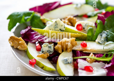 Pera,melograno con formaggio blu e rucola Foto Stock