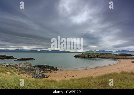 Una spiaggia su Llanddwyn Island, isola situata fuori Newborough beach sull'Isola di Anglesey. Foto Stock