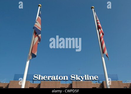 Nome sign per Sheraton Skyline Hotel, vicino all'aeroporto di Heathrow a Londra, Inghilterra Foto Stock