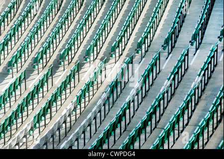 Righe diagonali di vuoto verde bianco e posti a sedere nella sala sportiva Foto Stock