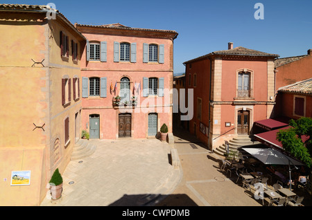 Piazza della città o Village Square con il municipio o Mairie nella città vecchia o villaggio di Roussillon Luberon Parco Regionale Vaucluse Provence Francia Foto Stock