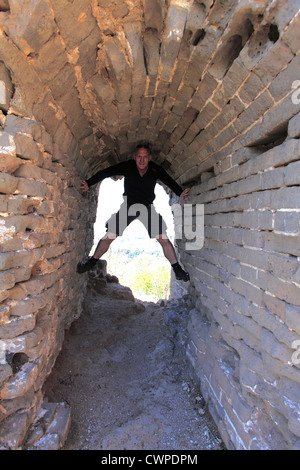 Walker in un tunnel sulla Grande Muraglia Jinshanling vicino villaggio provenzale di Pechino, Cina, Asia. Foto Stock