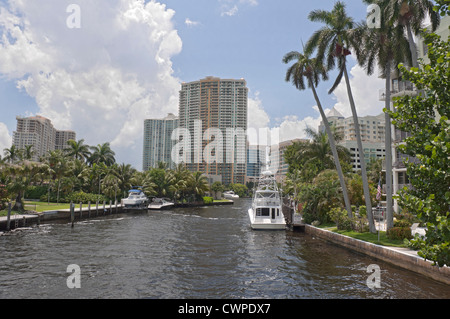 Una crociera più a monte di Fort Lauderdale, Florida's New River, prende i barcaioli passato case di lusso, yacht e la frenetica vita cittadina. Foto Stock