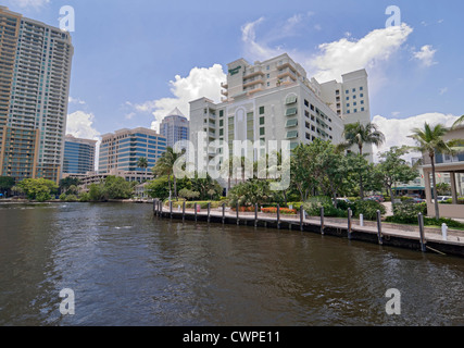 Una crociera più a monte di Fort Lauderdale, Florida's New River, prende i barcaioli passato case di lusso, yacht e la frenetica vita cittadina. Foto Stock