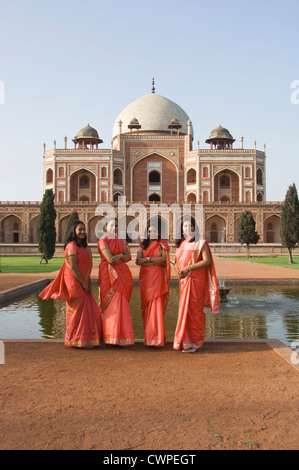 Giovani donne indiane di fronte la tomba di Humayun, Delhi, India Foto Stock