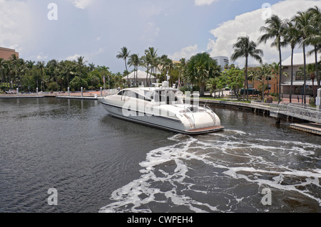 Una crociera più a monte di Fort Lauderdale, Florida's New River, prende i barcaioli passato case di lusso, yacht e la frenetica vita cittadina. Foto Stock