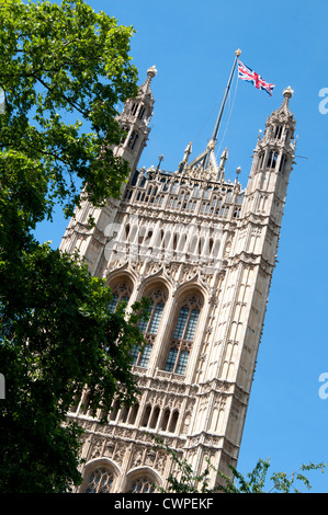 La torre di Victoria parte del case del Parlamento con union jack flag flying visto da sotto Foto Stock
