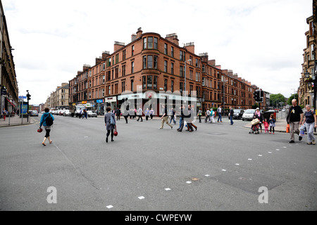 Byres Road nel West End di Glasgow, persone che attraversano Byres Road e Highburgh Road all'incrocio con University Avenue Foto Stock