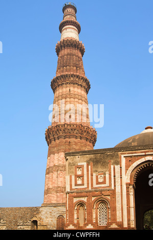 Qutb Minar e Alai Darwaza, Mehrauli parco archeologico, Delhi, India Foto Stock