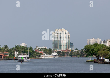 Una crociera più a monte di Fort Lauderdale, Florida's New River, prende i barcaioli passato case di lusso, yacht e la frenetica vita cittadina. Foto Stock