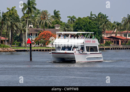 Una crociera più a monte di Fort Lauderdale, Florida's New River, prende i barcaioli passato case di lusso, yacht e la frenetica vita cittadina. Foto Stock