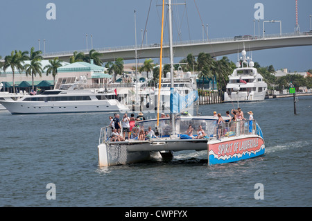 Una crociera più a monte di Fort Lauderdale, Florida's New River, prende i barcaioli passato case di lusso, yacht e la frenetica vita cittadina. Foto Stock