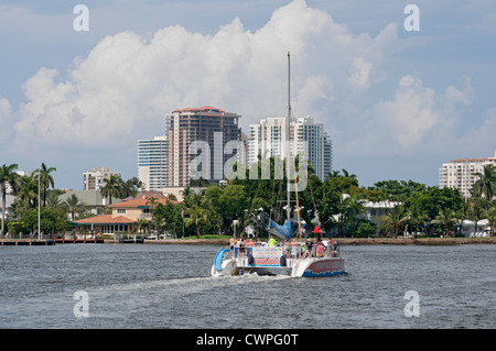 Una crociera più a monte di Fort Lauderdale, Florida's New River, prende i barcaioli passato case di lusso, yacht e la frenetica vita cittadina. Foto Stock