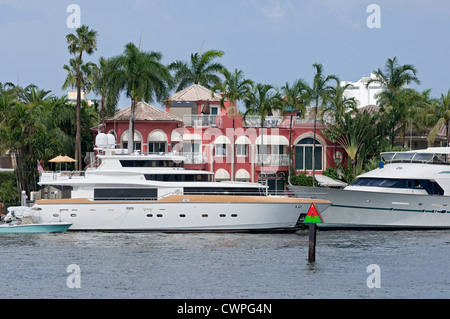 Una crociera più a monte di Fort Lauderdale, Florida's New River, prende i barcaioli passato case di lusso, yacht e la frenetica vita cittadina. Foto Stock