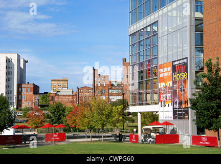 Durham, North Carolina, nc. durham performing arts center in primo piano che si affaccia su vecchi edifici in mattoni di downtown. Foto Stock