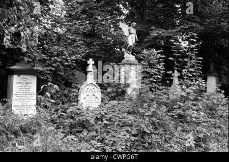 Abney cimitero giardino, Stoke Newington, Londra, Regno Unito. Immagine in bianco e nero. Foto Stock