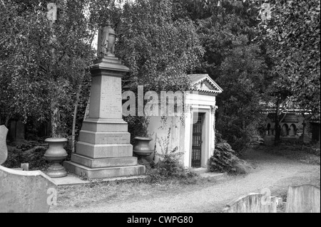 Abney cimitero giardino, Stoke Newington, Londra, Regno Unito. Immagine in bianco e nero. Foto Stock