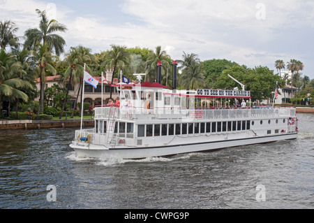 Una crociera più a monte di Fort Lauderdale, Florida's New River, prende i barcaioli passato case di lusso, yacht e la frenetica vita cittadina. Foto Stock