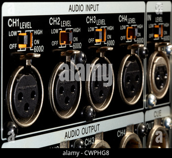 Macro colpo di ingressi XLR sul retro del videoregistratore professionale Foto Stock