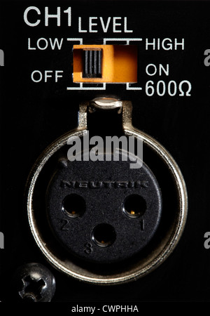 Macro colpo di ingresso XLR sul retro del videoregistratore professionale Foto Stock