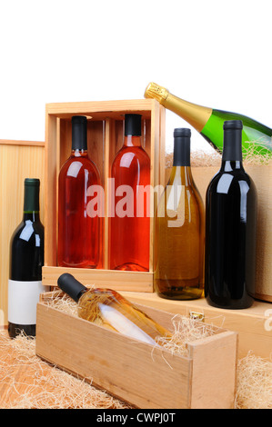 Un assortimento di bottiglie di vino in casse di legno. Formato verticale. Foto Stock