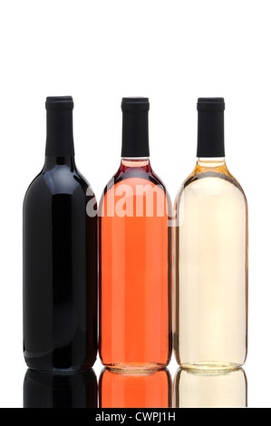 Un gruppo di tre vini e bottiglie,cabernet, blush e chardonnay su uno sfondo bianco. Foto Stock