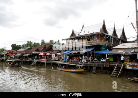 Thai vecchia casa in legno lungo il canale di Amphawa Foto Stock