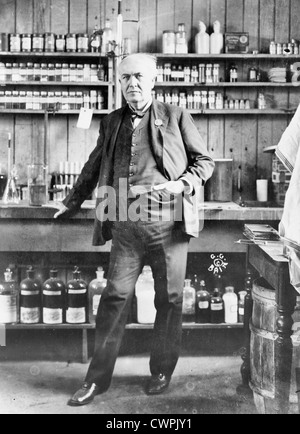 Thomas Alva Edison, in piedi nel suo laboratorio, 1911 Foto Stock