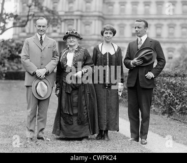 Presidente e signora Coolidge, madre Jones e Theodore Roosevelt, Jr., full-length ritratti in piedi, 1924 Foto Stock
