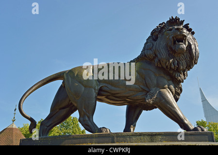 Il Maiwand Lion scultura e Memoriale di guerra, Forbury Gardens, Reading, Berkshire, Inghilterra, Regno Unito Foto Stock