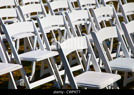 Immagine astratta di sedie bianche istituito in un parco per un matrimonio Foto Stock