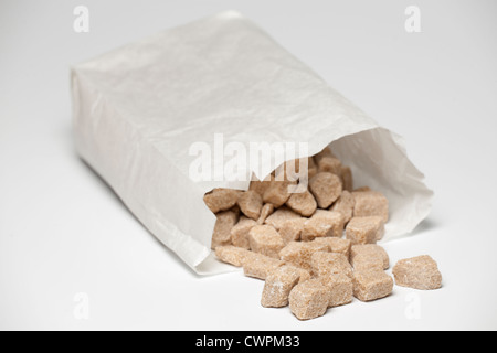 Borsa di naturale grezzo di canna Demerara Rough cut cubi Foto Stock