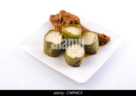 Tradizionale cucina malese di riso glutinoso lemak lemang e rendang ayam Foto Stock