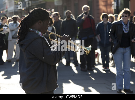 Street performer suonare jazz su una tromba nello storico quartiere francese, New Orleans, Louisiana, Stati Uniti d'America Foto Stock