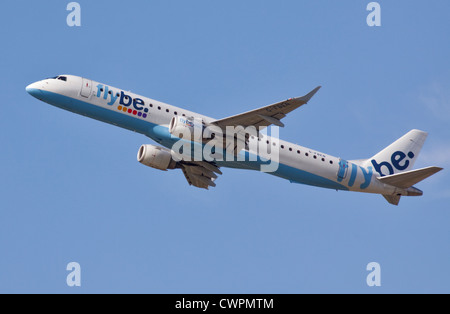 Flybe Embraer ERJ-190-200LR, l' Aeroporto di Gatwick, Sussex, Inghilterra Foto Stock