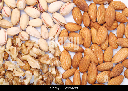 Primo piano di mandorle, wallnuts e pistacchi per gli sfondi Foto Stock