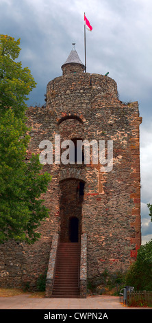 Una vecchia torre di castello in città Saarburg, Renania-Palatinato, Germania, cucito Foto Stock