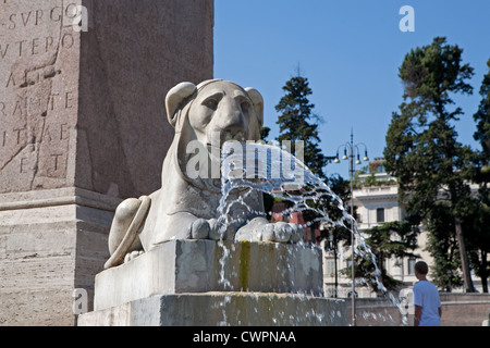 Un egiziano Lion fontana in Piazza del Popolo a Roma Italia Foto Stock