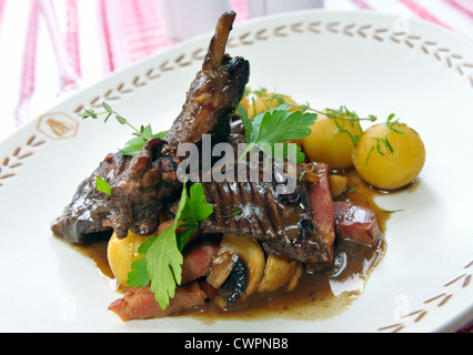 Stufato di coniglio con patate in salsa di vino rosso Foto Stock