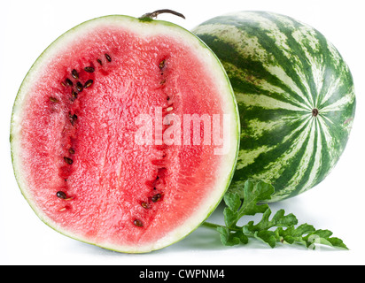 Anguria con una fetta di pane e foglie su uno sfondo bianco. Foto Stock