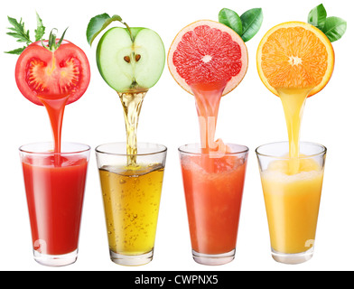 Succhi di frutta che scorre da frutti in vetro. Foto Stock