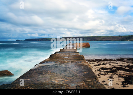 La parete del porto a Sennen Cove in Cornovaglia, una lunga esposizione prese utilizzando un arresto 10 filtro sulla fotocamera per appianare il mare. Foto Stock